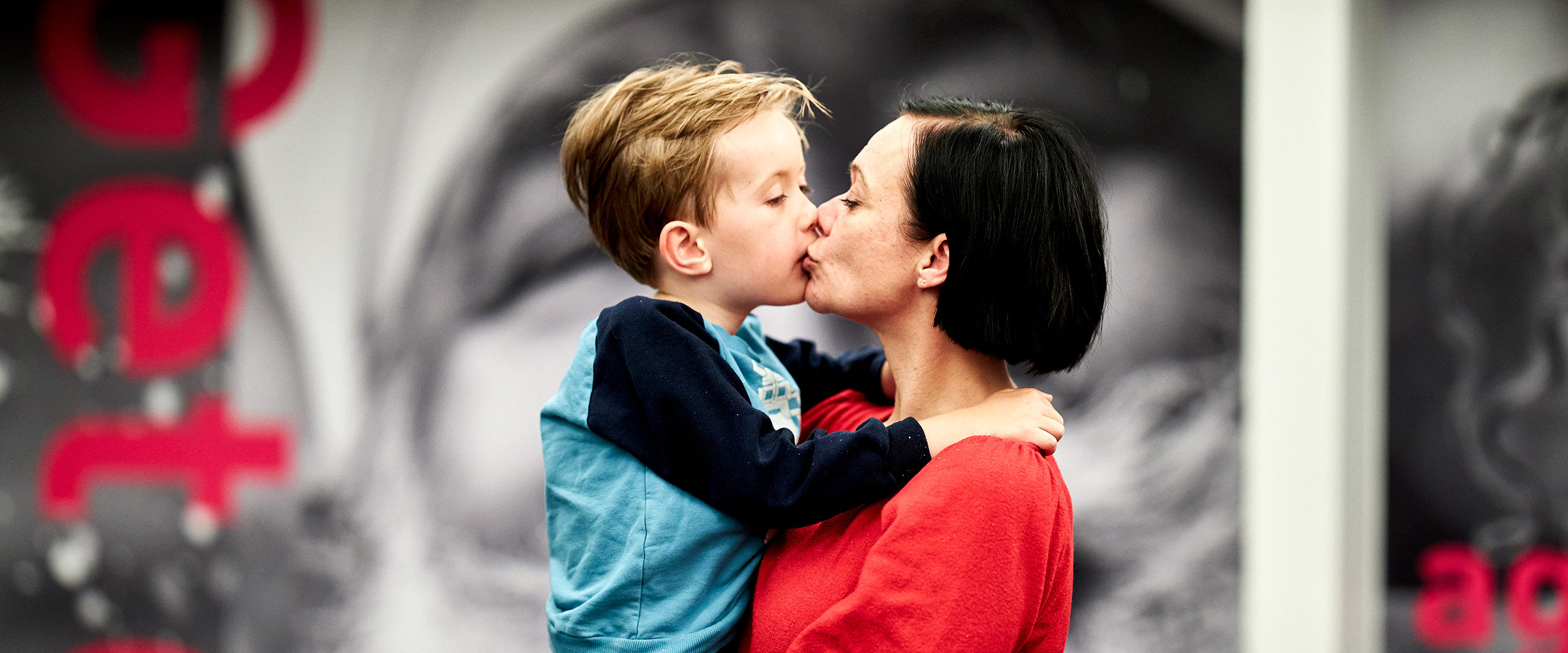 Mor kysser sin søn